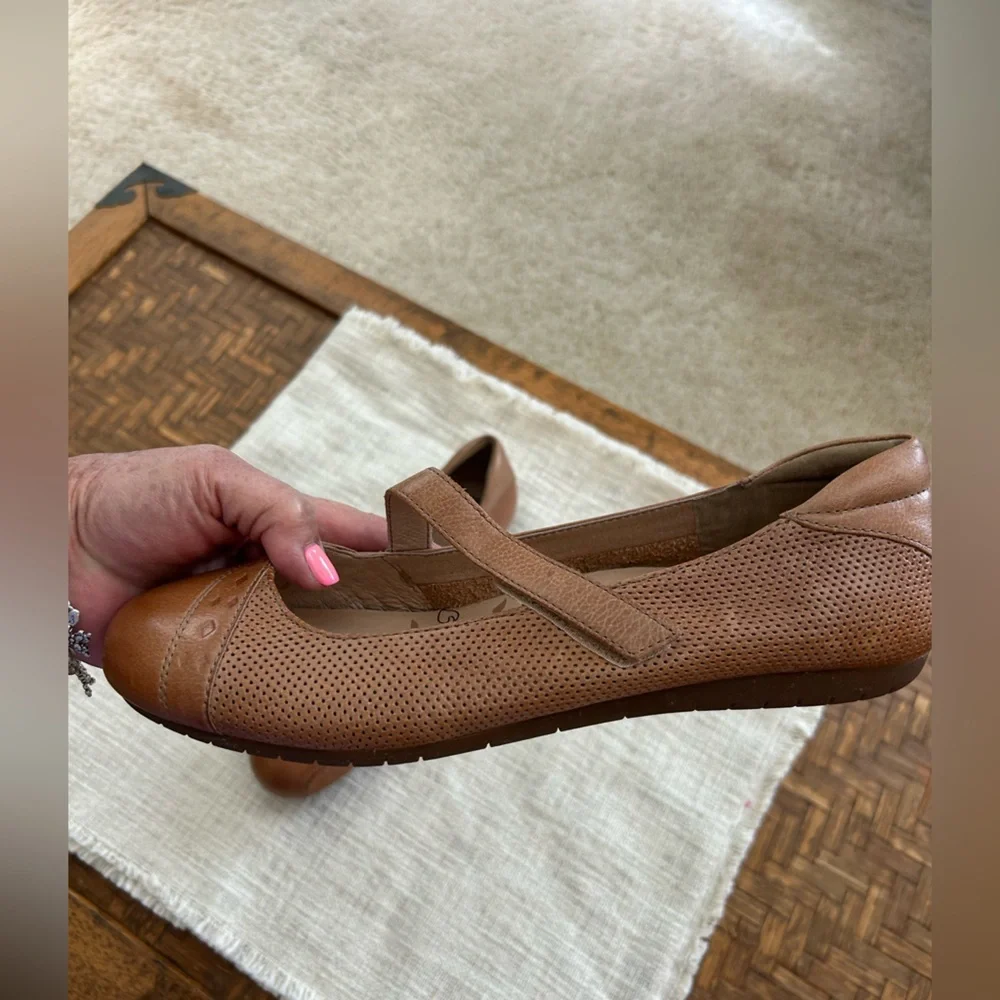 Taos Footwear Scamp Tan Brown Leather Mary Jane Flats with Strap